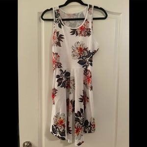 NWT: Empire Waist Casual Sundress. White Floral with pockets. Size: XS